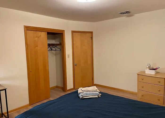 #3 Queensize Bed Bright Room Near New Brunswick Nj Downtown